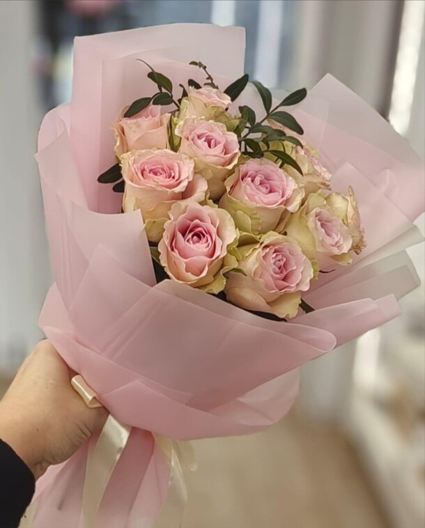 Букет из роз 9 с зеленью, артикул F1384075 - 3801 рублей, доставка по городу. Flawery - доставка цветов