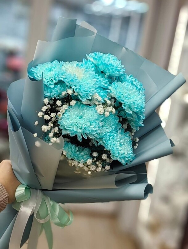 Букет из хризантем 3и гипсофилы, артикул F1384076 - 1909 рублей, доставка по городу. Flawery - доставка цветов