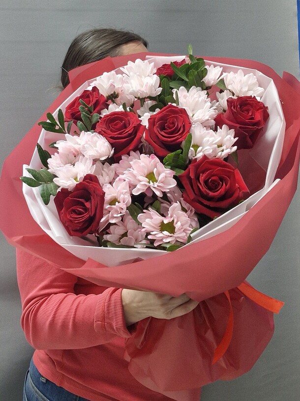 Букет из роз и хризантем, артикул F1425410 - 5445 рублей, доставка по городу. Flawery - доставка цветов