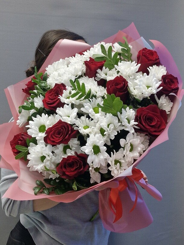 Букет из роз и хризантем, артикул F1425412 - 8173 рублей, доставка по городу. Flawery - доставка цветов