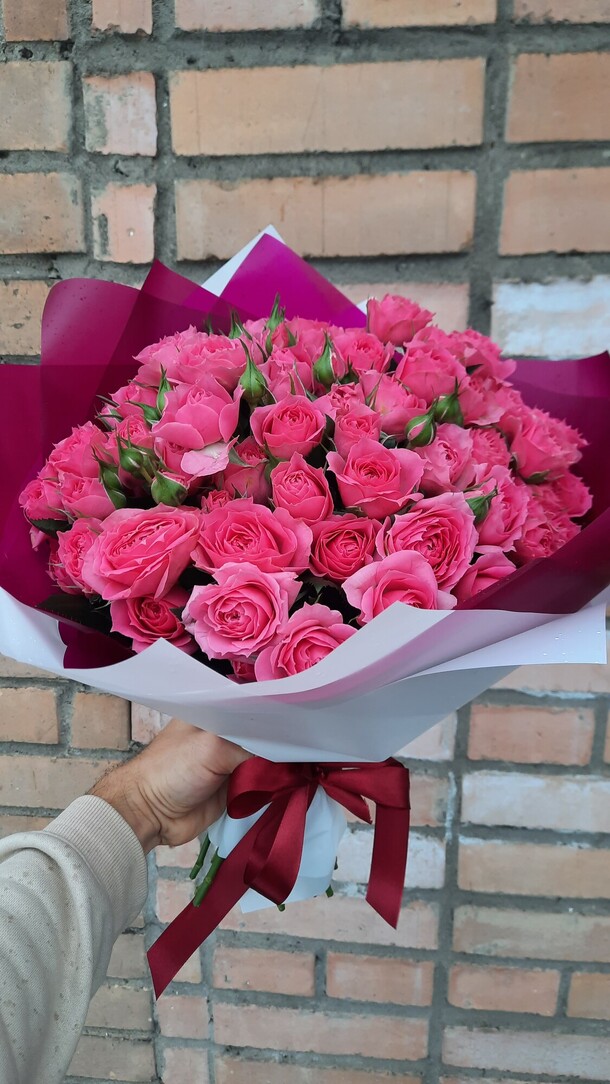 19 малиновых кустовых роз, артикул F1224338 - 5550 рублей, доставка по городу. Flawery - доставка цветов