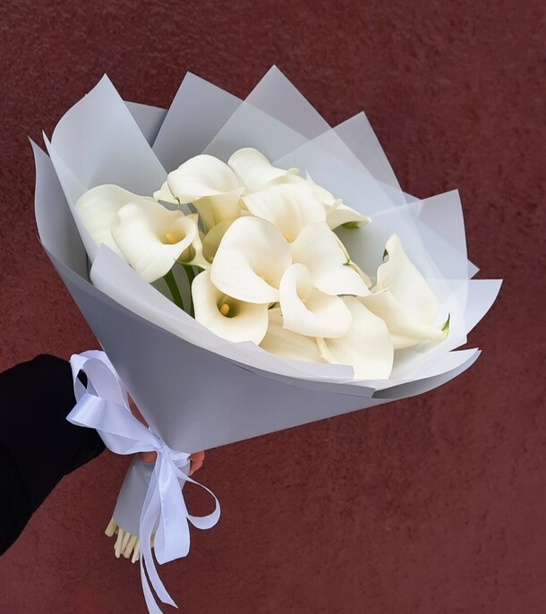 Букет 19 белых калл, артикул F1248144 - 11550 рублей, доставка по городу. Flawery - доставка цветов