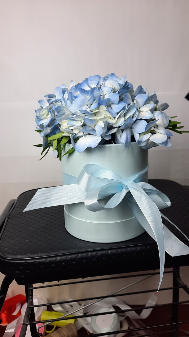 Гортензия в шляпной коробке, артикул F1248150 - 2000 рублей, доставка по городу. Flawery - доставка цветов