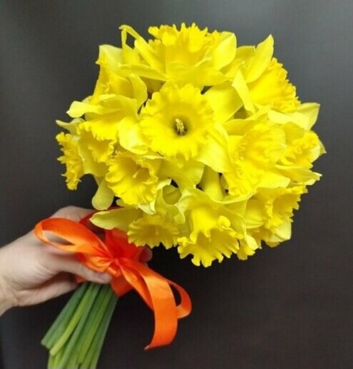 Букет 19 нарциссов, артикул F1264071 - 2950 рублей, доставка по городу. Flawery - доставка цветов
