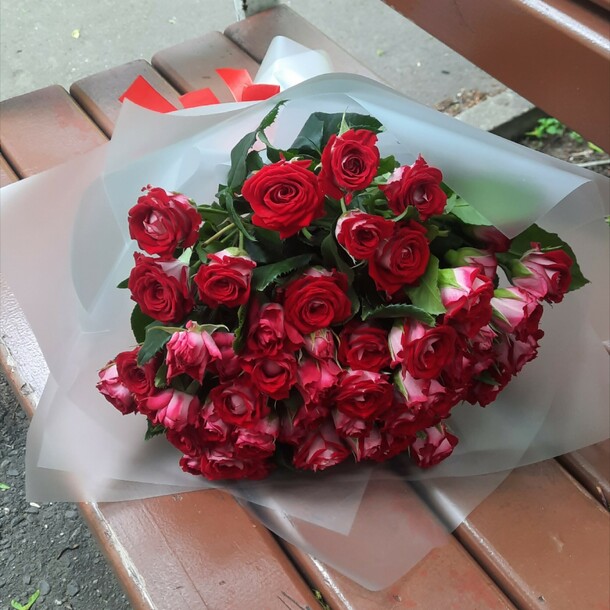 Букет кустовых роз желание, артикул F1268424 - 3750 рублей, доставка по городу. Flawery - доставка цветов