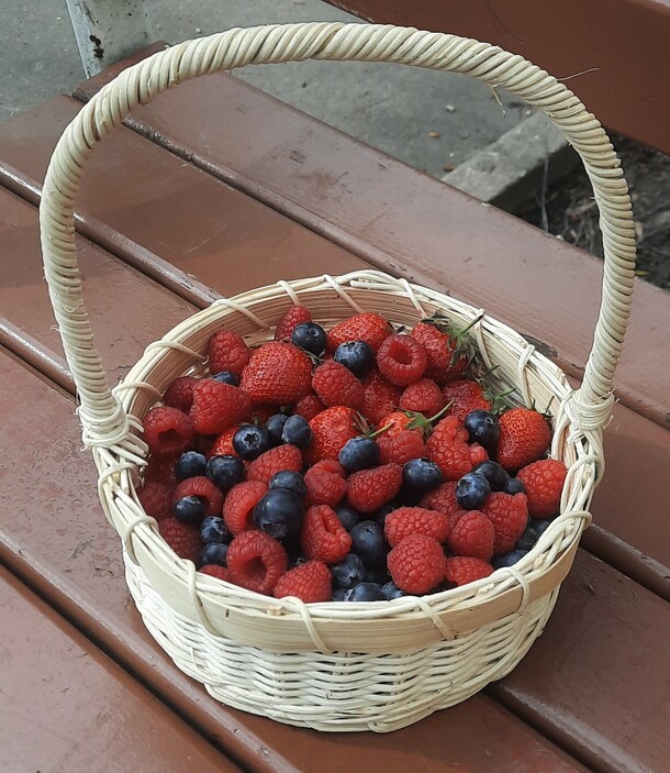 Ягодная корзина №4, артикул F1276186 - 4250 рублей, доставка по городу. Flawery - доставка цветов