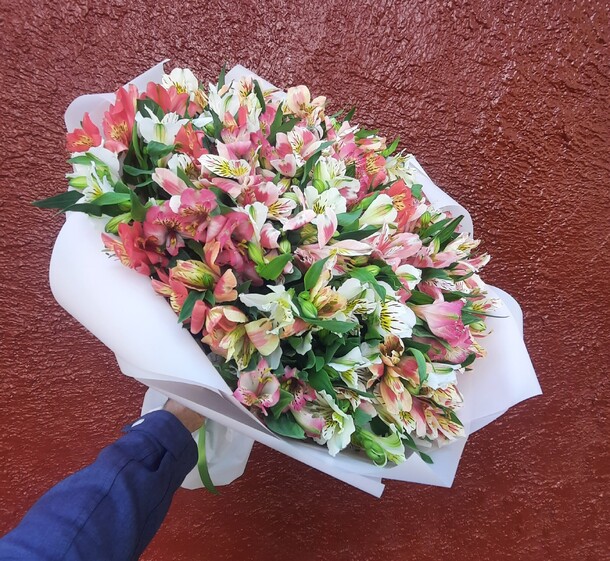 Букет 51 альстромерия, артикул F1279209 - 8950 рублей, доставка по городу. Flawery - доставка цветов