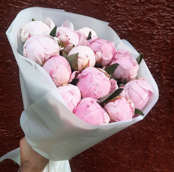 Букет 13 пионов сара бернар, артикул F1287232 - 11850 рублей, доставка по городу. Flawery - доставка цветов