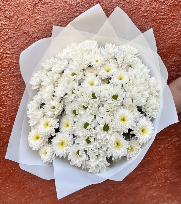 Букет из 15 белых хризантем, артикул F1321693 - 6550 рублей, доставка по городу. Flawery - доставка цветов