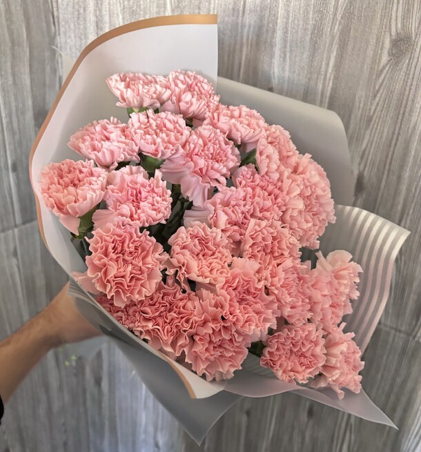 Букет из 23 розовых гвоздик, артикул F1323709 - 3950 рублей, доставка по городу. Flawery - доставка цветов