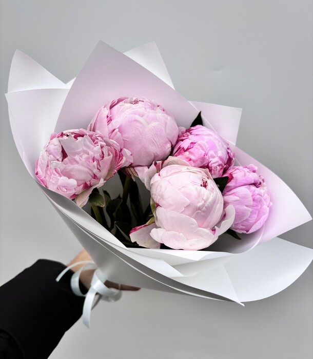 Букет из 5 пионов сара бернар, артикул F1346580 - 5150 рублей, доставка по городу. Flawery - доставка цветов