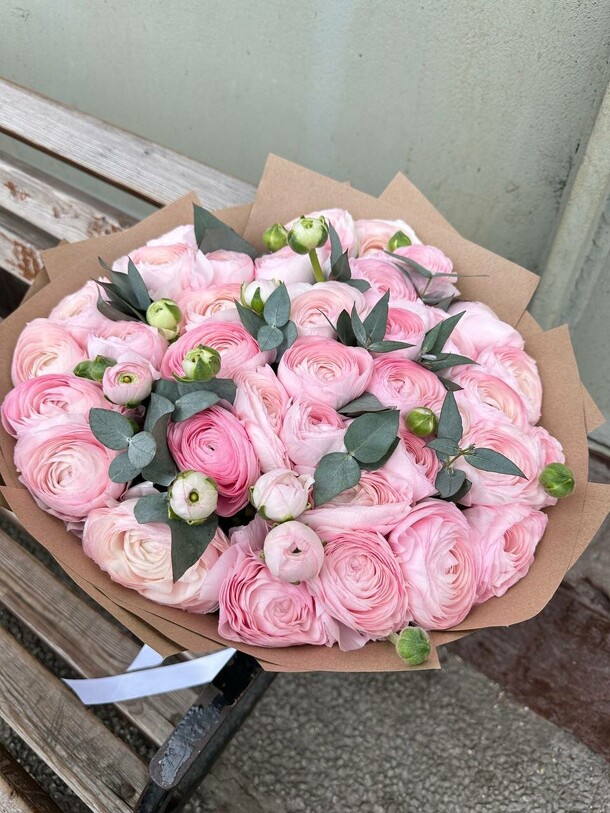 Букет из 31 ранункулюса, артикул F1361877 - 22550 рублей, доставка по городу. Flawery - доставка цветов