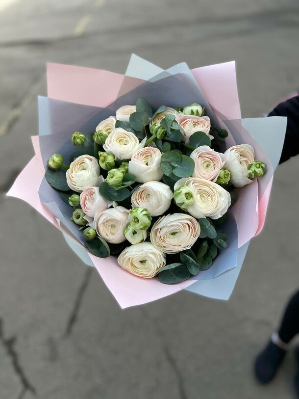 Букет из 19 ранункулюсов, артикул F1361878 - 15550 рублей, доставка по городу. Flawery - доставка цветов