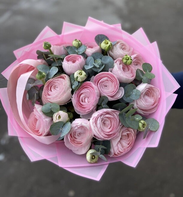 Букет из 19 розовых ранункулюсов, артикул F1361880 - 15550 рублей, доставка по городу. Flawery - доставка цветов