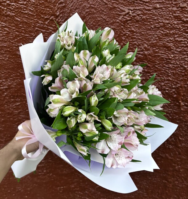 Букет из 19 альстромерий roselyn﻿, артикул F1393773 - 3950 рублей, доставка по городу. Flawery - доставка цветов