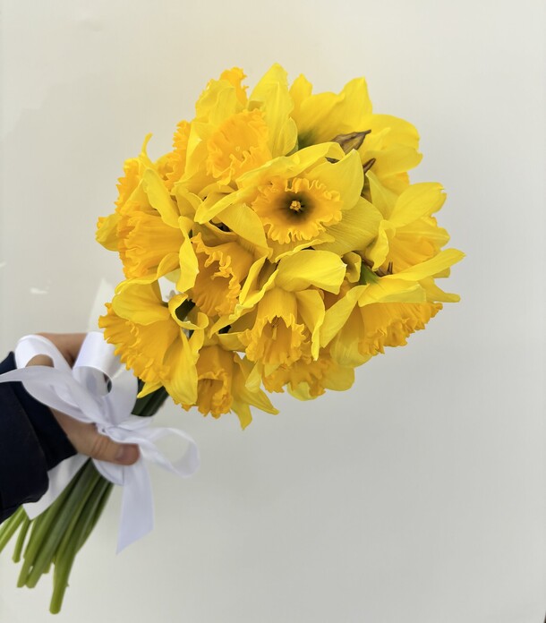 Букет из 21 нарцисса, артикул F1396908 - 2950 рублей, доставка по городу. Flawery - доставка цветов