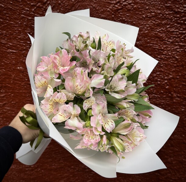 Букет из розовых альстромерий, артикул F1398166 - 2550 рублей, доставка по городу. Flawery - доставка цветов