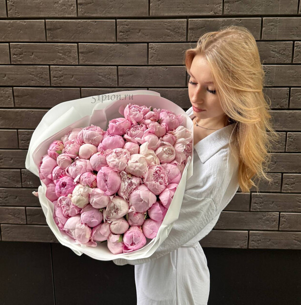 Букет из 51 пиона, артикул F1444969 - 50000 рублей, доставка по городу. Flawery - доставка цветов