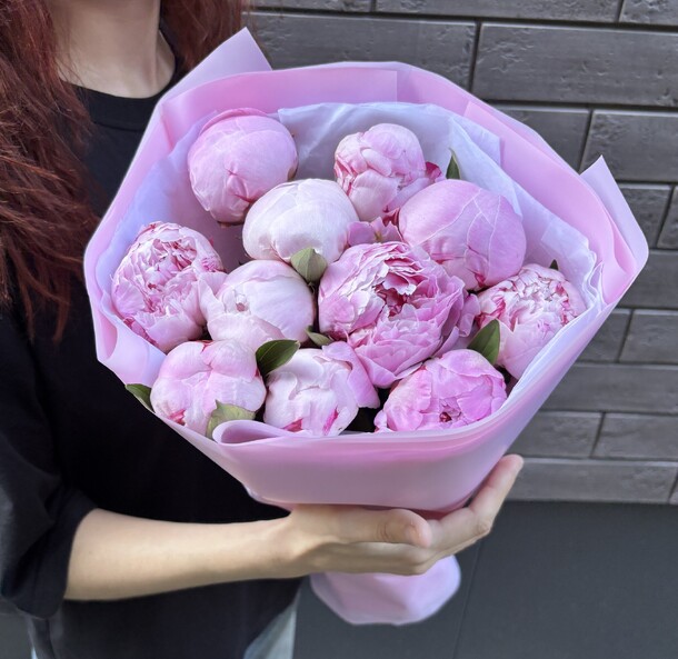 Букет из 11 розовых пионов сара бернар, артикул F1454869 - 9950 рублей, доставка по городу. Flawery - доставка цветов