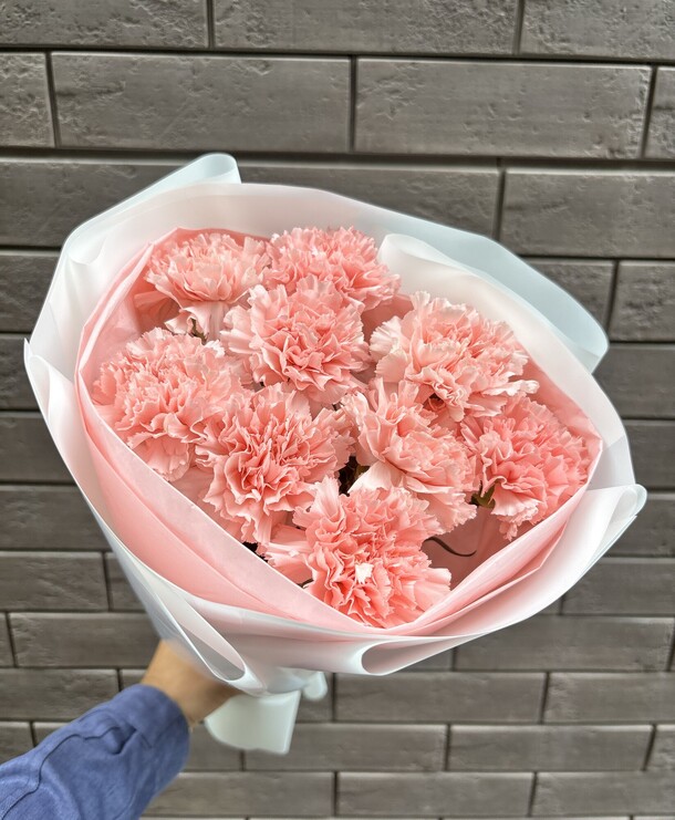 Букет из 9 розовых гвоздик, артикул F1457249 - 2450 рублей, доставка по городу. Flawery - доставка цветов