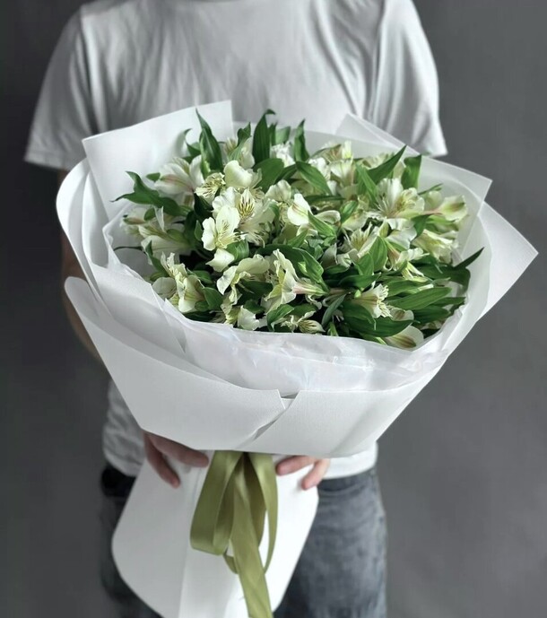 Букет из 15 белых альстромерий, артикул F1491994 - 3550 рублей, доставка по городу. Flawery - доставка цветов
