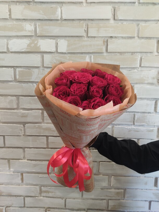 Красные розы 15, артикул F1216184 - 4900 рублей, доставка по городу. Flawery - доставка цветов