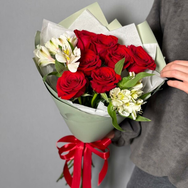 Красные розы и альстромерия, артикул F1221669 - 3890 рублей, доставка по городу. Flawery - доставка цветов