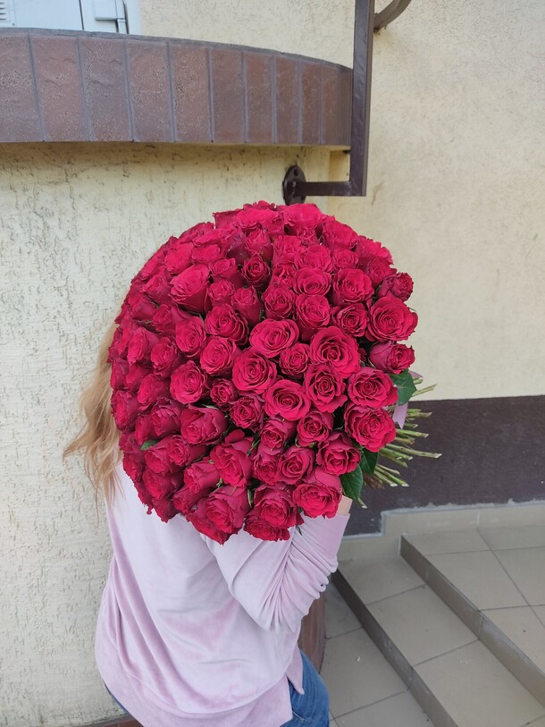 Роза красная 101, артикул F1224422 - 32000 рублей, доставка по городу. Flawery - доставка цветов