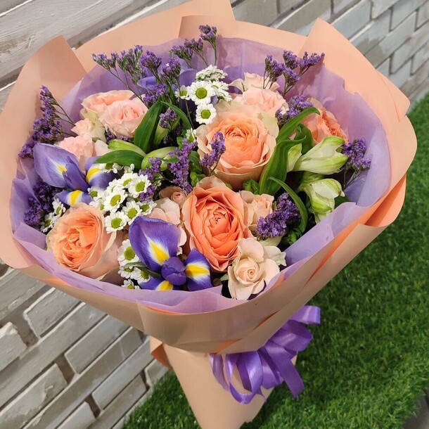 Букет с розами гравити и ирисами, артикул F1283178 - 5350 рублей, доставка по городу. Flawery - доставка цветов