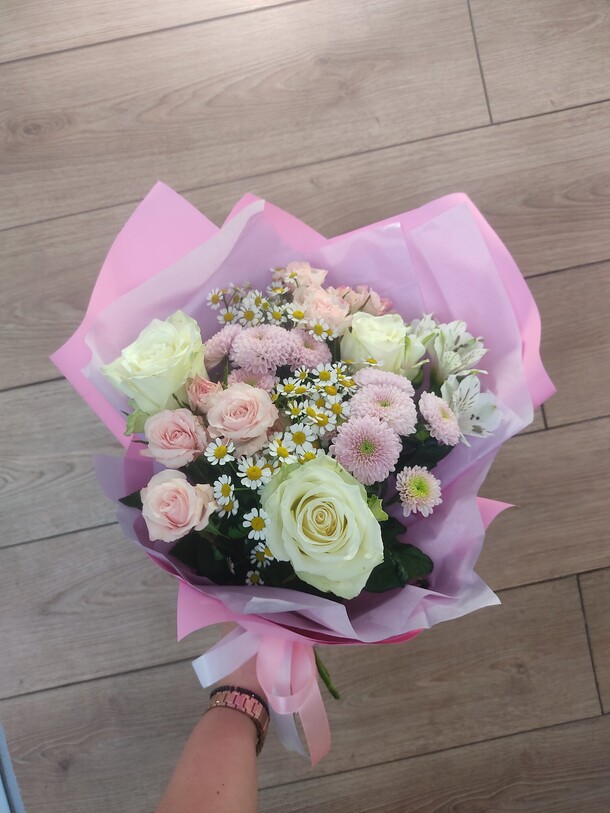 Букет мини с розами и ромашками, артикул F1295678 - 3550 рублей, доставка по городу. Flawery - доставка цветов