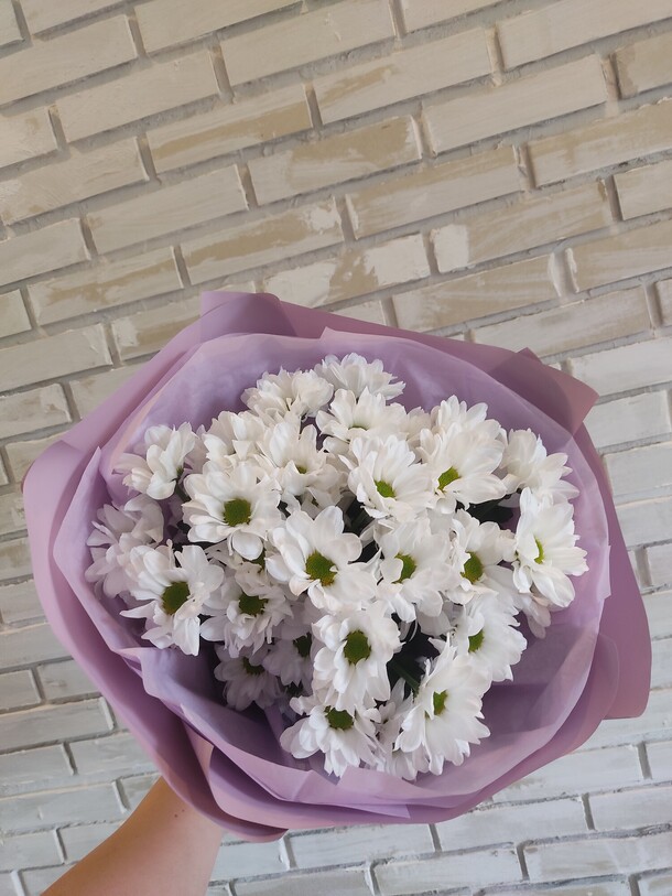 Букет белых хризантем ромашек, артикул F1297412 - 2925 рублей, доставка по городу. Flawery - доставка цветов