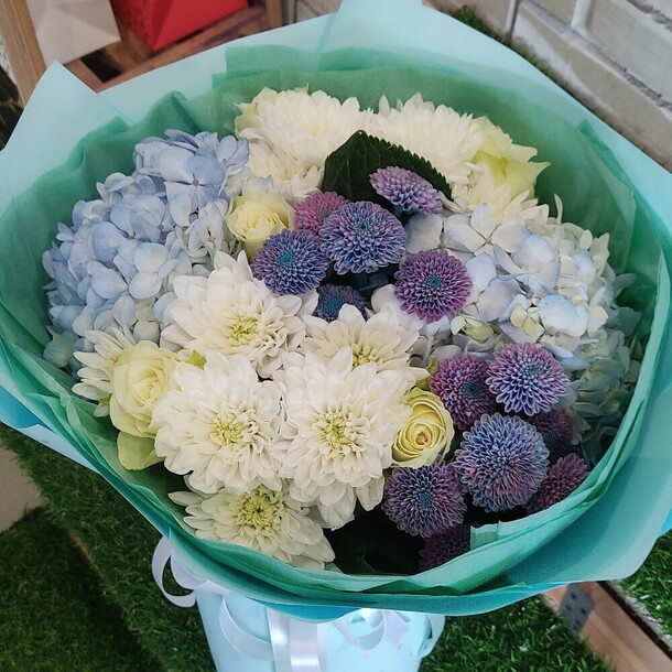 Букет с голубыми гортензиями, артикул F1297416 - 6500 рублей, доставка по городу. Flawery - доставка цветов