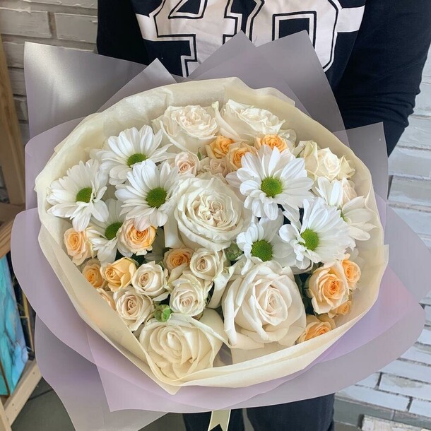 Букет с кремовыми розами, артикул F1313706 - 5800 рублей, доставка по городу. Flawery - доставка цветов