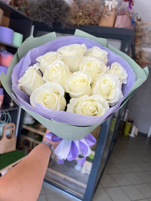 Букет белых роз, артикул F1321568 - 5700 рублей, доставка по городу. Flawery - доставка цветов