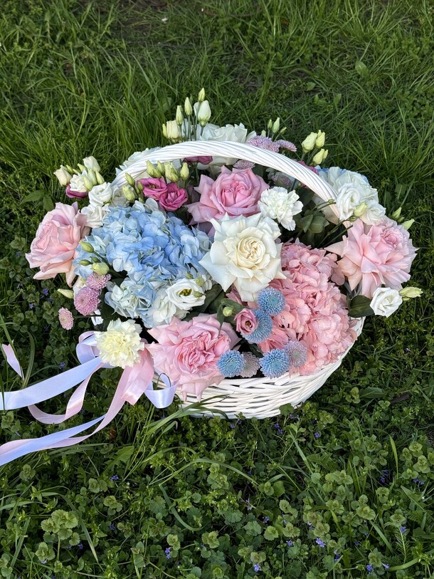 Корзина большая с гортензиями и пионовидными розами, артикул F1411642 - 13700 рублей, доставка по городу. Flawery - доставка цветов