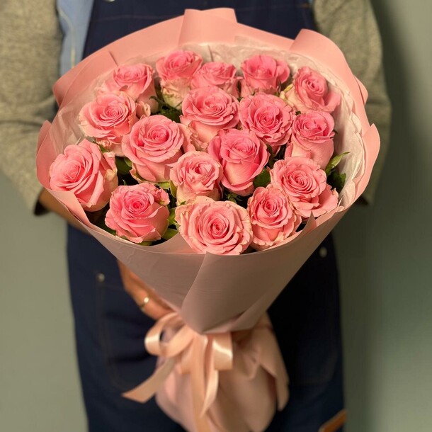 17 розовых роз, артикул F1435505 - 5590 рублей, доставка по городу. Flawery - доставка цветов