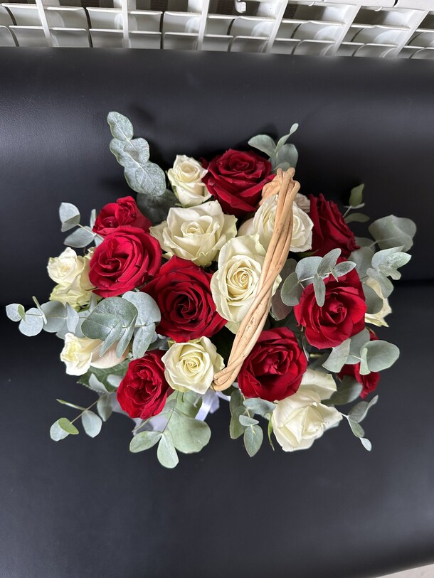 Шикарная корзина, артикул F1224965 - 9317 рублей, доставка по городу. Flawery - доставка цветов