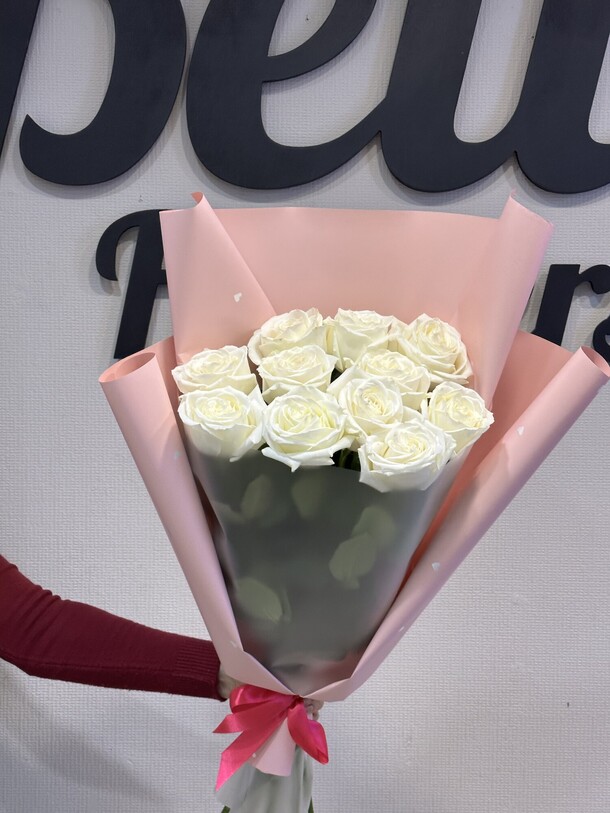 Букет 11 белых роз премиум, артикул F1231627 - 8062 рублей, доставка по городу. Flawery - доставка цветов