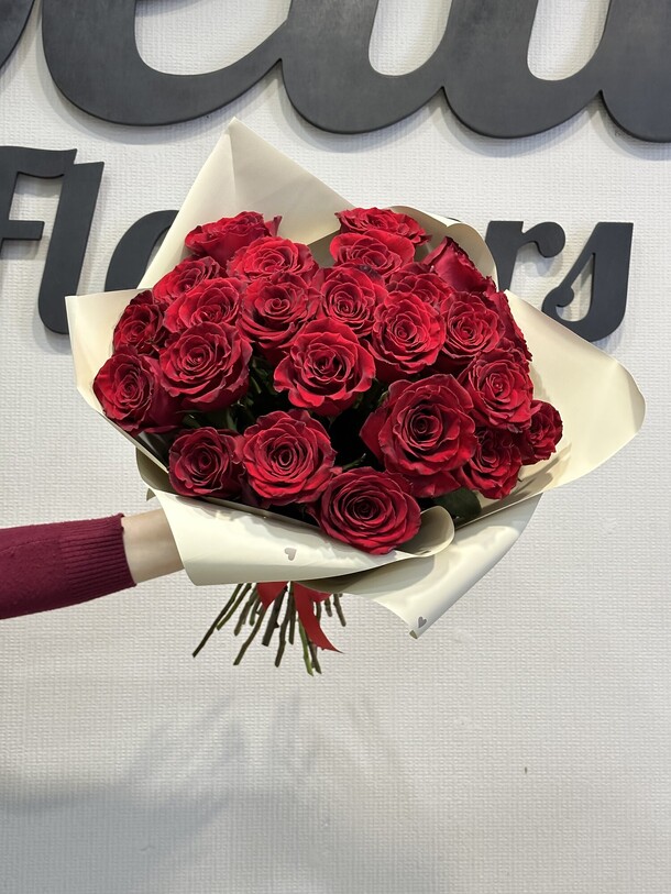 Букет из 25 шикарных роз, артикул F1232607 - 6642 рублей, доставка по городу. Flawery - доставка цветов