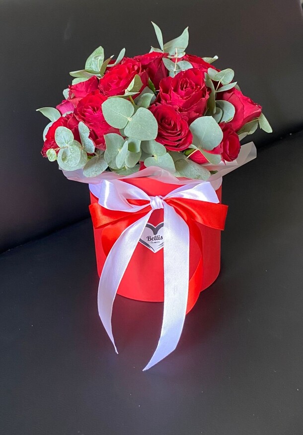 Композиция из 15 роз с эвкалиптом, артикул F1235533 - 6057 рублей, доставка по городу. Flawery - доставка цветов