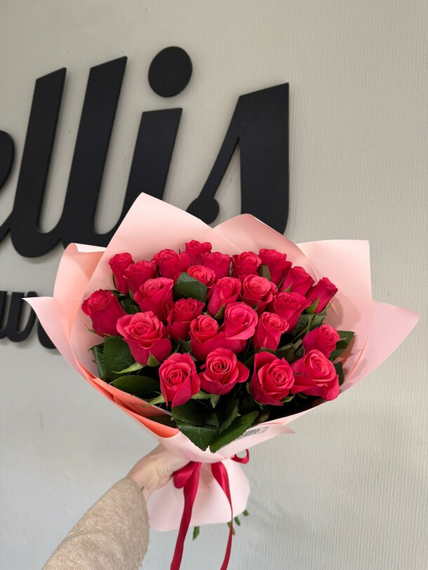 Букет из 25 ароматных роз, артикул F1378936 - 6642 рублей, доставка по городу. Flawery - доставка цветов