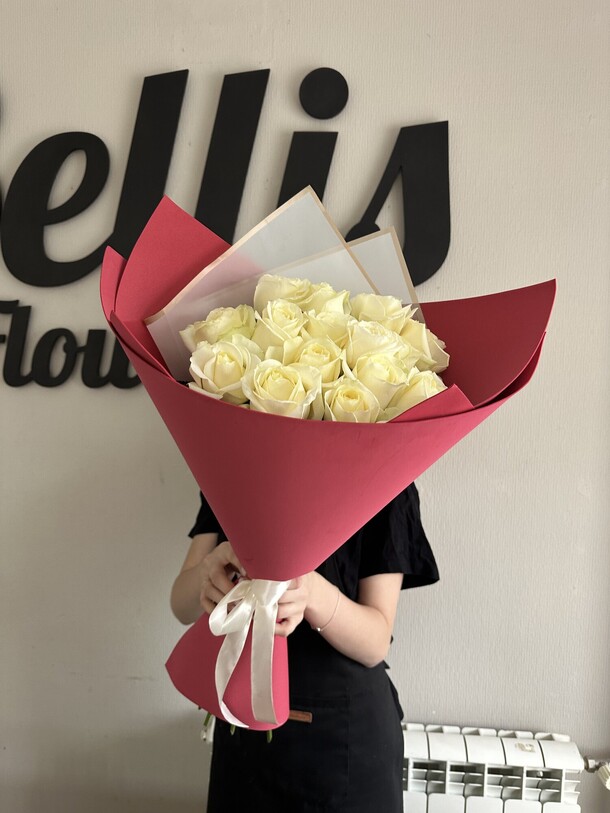 15 белых эквадорский роз, артикул F1400575 - 8504 рублей, доставка по городу. Flawery - доставка цветов