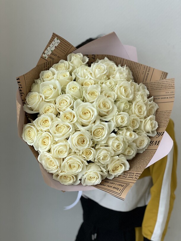 51 белая роза, артикул F102106 - 14673 рублей, доставка по городу. Flawery - доставка цветов