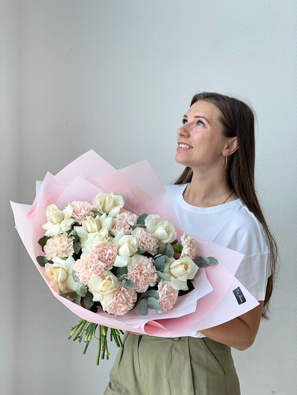 Авторский ажурный букет с французскими розами, артикул F1067965 - 6829 рублей, доставка по городу. Flawery - доставка цветов