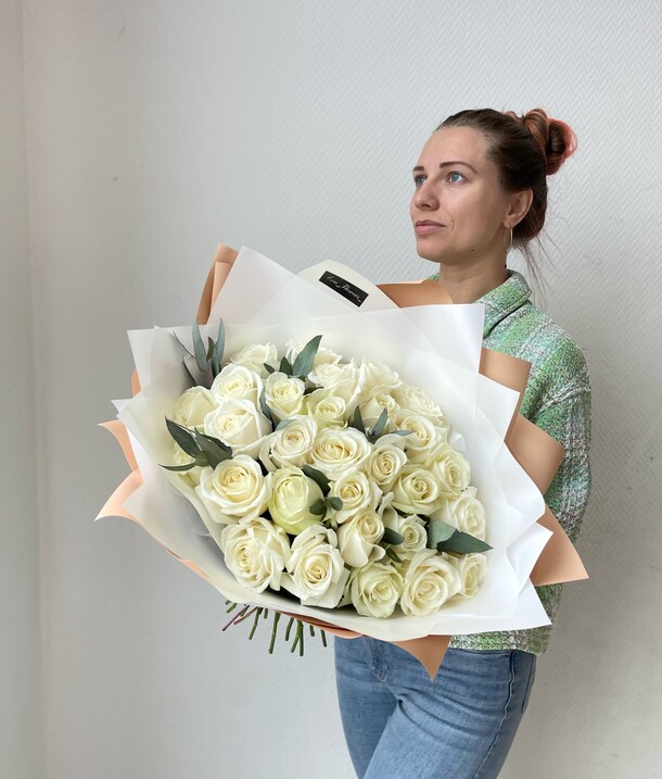 29 роз с эвкалиптом, артикул F1108533 - 6590 рублей, доставка по городу. Flawery - доставка цветов