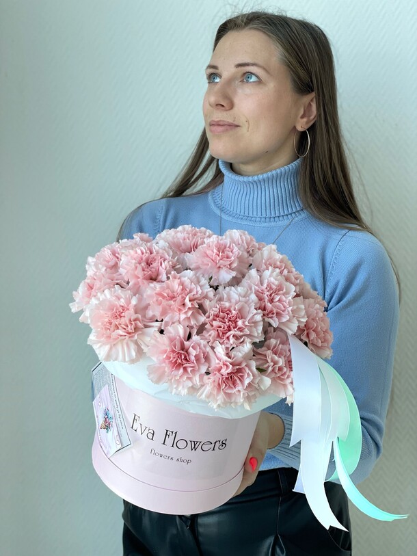 Гвоздики в коробочке, артикул F1110862 - 4990 рублей, доставка по городу. Flawery - доставка цветов