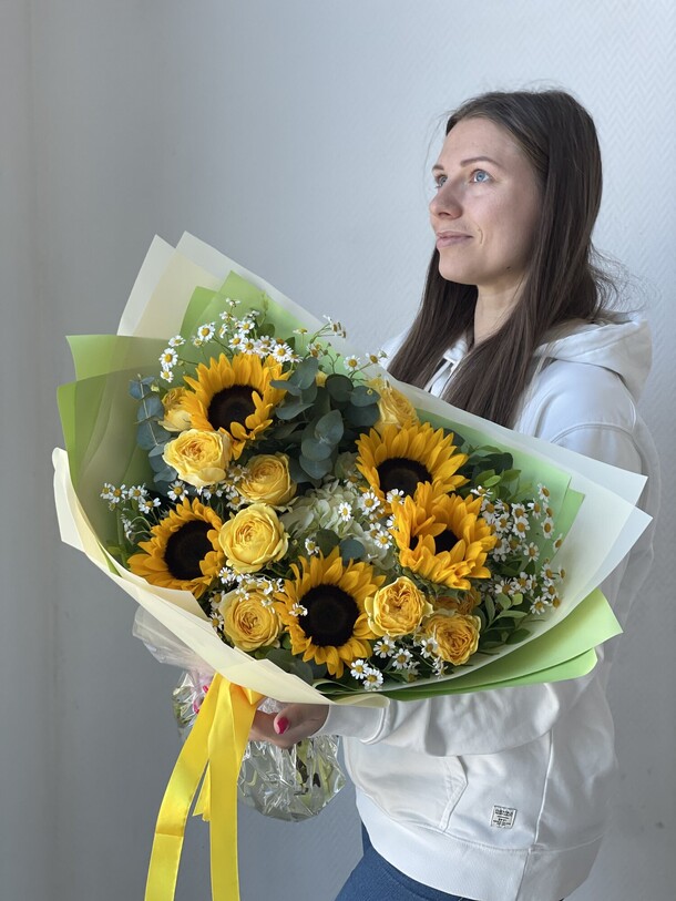 Букетик с подсолнухами, артикул F1196424 - 7689 рублей, доставка по городу. Flawery - доставка цветов