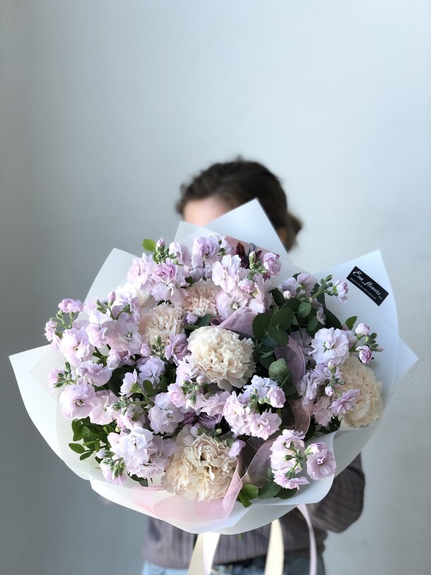 Букетик с маттиолой и гвоздикой, артикул F1196922 - 5335 рублей, доставка по городу. Flawery - доставка цветов