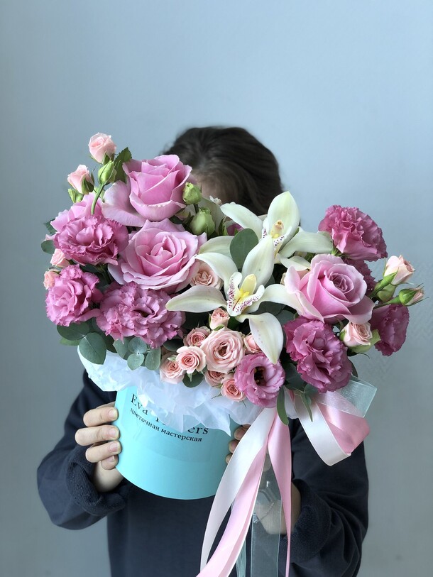 Коробочка с эустомой и орхидеей, артикул F1201911 - 6105 рублей, доставка по городу. Flawery - доставка цветов