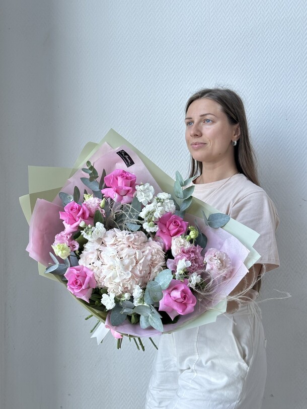 Букет с ярким акцентом, артикул F1209388 - 6259 рублей, доставка по городу. Flawery - доставка цветов